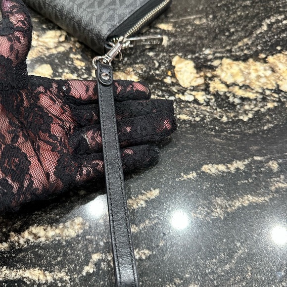 Michael Kors Jet Set Wallet - Picture 10 of 11